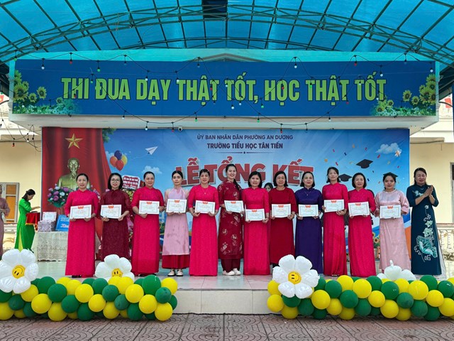 Tập thể c&aacute;n bộ, gi&aacute;o vi&ecirc;n Trường Tiểu học T&acirc;n Tiến được khen thưởng v&igrave; th&agrave;nh t&iacute;ch xuất sắc trong phong tr&agrave;o thi đua &ldquo;Dạy tốt &ndash; Học tốt&rdquo; tại Lễ tổng kết năm học, ng&agrave;y 29/5.