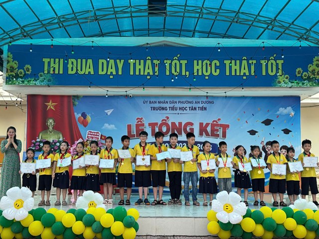 Trao thưởng cho học sinh đạt th&agrave;nh t&iacute;ch xuất sắc.