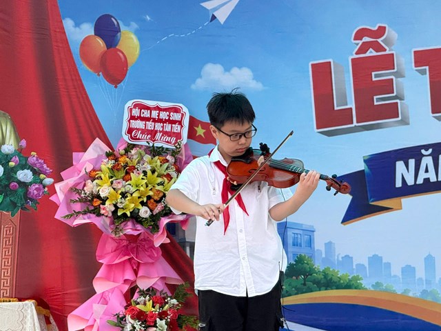 Học sinh Trường Tiểu học T&acirc;n Tiến biểu diễn tiết mục violin tại Lễ tổng kết năm học 2025&ndash;2026