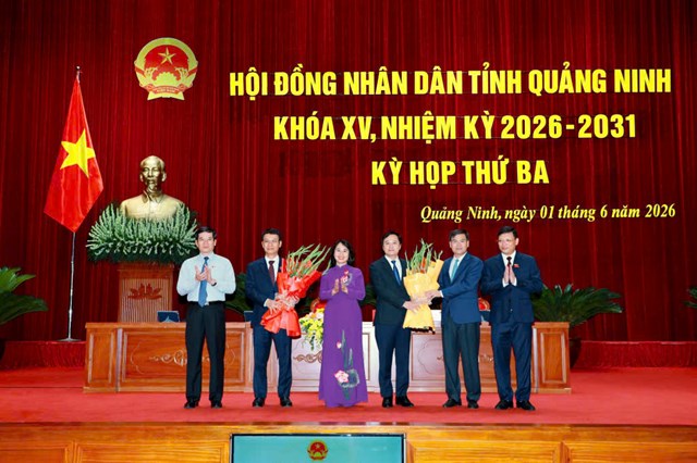 C&aacute;c đồng ch&iacute; Thường trực Tỉnh uỷ v&agrave; Thường trực HĐND tỉnh tặng hoa ch&uacute;c mừng đồng ch&iacute; Nguyễn Hồng Dương, Ủy vi&ecirc;n BTV Tỉnh ủy, Ph&oacute; Chủ tịch HĐND tỉnh v&agrave; đồng ch&iacute; B&ugrave;i Mạnh H&ugrave;ng, Gi&aacute;m đốc Sở Y tế.