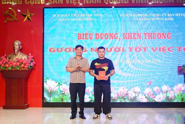 L&atilde;nh đạo phường Dương Kinh trao thưởng, biểu dương đo&agrave;n vi&ecirc;n Phạm Thế Huy Ho&agrave;ng tại chương tr&igrave;nh &ldquo;Gương người tốt, việc tốt&rdquo; ng&agrave;y 3/6, ghi nhận h&agrave;nh động dũng cảm khống chế đối tượng tấn c&ocirc;ng phụ nữ.