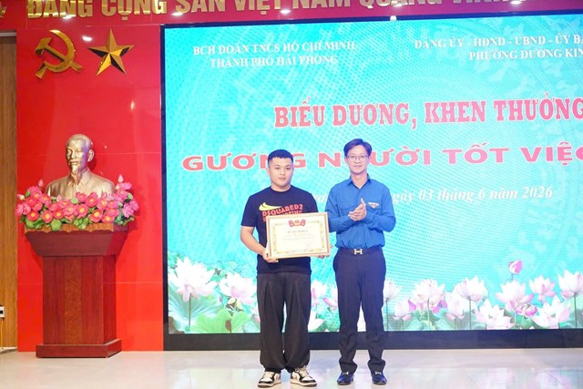 Đại diện Th&agrave;nh đo&agrave;n Hải Ph&ograve;ng trao Giấy khen cho đo&agrave;n vi&ecirc;n Phạm Thế Huy Ho&agrave;ng tại chương tr&igrave;nh biểu dương &ldquo;Gương người tốt, việc tốt&rdquo; ng&agrave;y 3/6, ghi nhận h&agrave;nh động dũng cảm bảo vệ người d&acirc;n trước t&igrave;nh huống nguy hiểm.