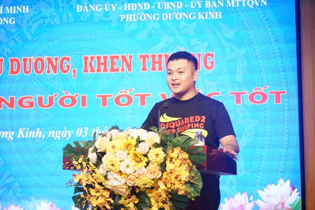 Phạm Thế Huy Ho&agrave;ng ph&aacute;t biểu tại lễ biểu dương, khen thưởng &ldquo;Người tốt, việc tốt&rdquo; do UBND phường Dương Kinh tổ chức ng&agrave;y 3/6, sau h&agrave;nh động dũng cảm d&ugrave;ng b&igrave;nh cứu hỏa khống chế đối tượng tấn c&ocirc;ng phụ nữ tr&ecirc;n địa b&agrave;n.