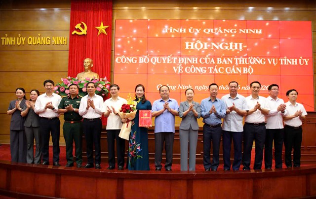 C&aacute;c đồng ch&iacute; l&atilde;nh đạo tỉnh Quảng Ninh chụp ảnh lưu niệm c&ugrave;ng đồng ch&iacute; Nguyễn Thị Hạnh sau lễ c&ocirc;ng bố quyết định.