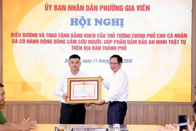 Đồng ch&iacute; Vũ Tiến Phụng, Ủy vi&ecirc;n Ban Thường vụ Th&agrave;nh ủy, Ph&oacute; Chủ tịch UBND TP Hải Ph&ograve;ng trao Bằng khen của Thủ tướng Ch&iacute;nh phủ cho anh Phạm Thế Huy Ho&agrave;ng tại hội nghị biểu dương, s&aacute;ng 11/6 tại UBND phường Gia Vi&ecirc;n.