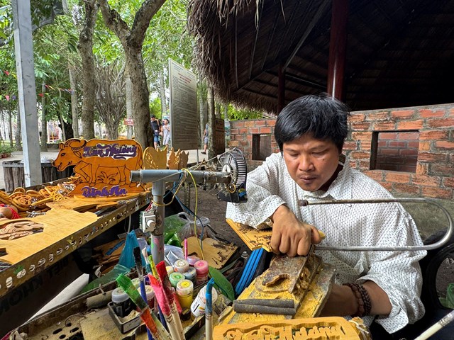 D&ugrave; mang trong m&igrave;nh bệnh bại liệt, anh vẫn miệt m&agrave;i lao động, truyền cảm hứng bằng ch&iacute;nh nghị lực sống của m&igrave;nh.