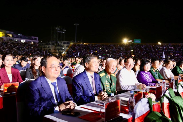 Đồng ch&iacute; Quản Minh Cường, Ủy vi&ecirc;n Trung ương Đảng, B&iacute; thư Tỉnh ủy, Trưởng Đo&agrave;n ĐBQH tỉnh, c&ugrave;ng c&aacute;c đại biểu dự chương tr&igrave;nh.
