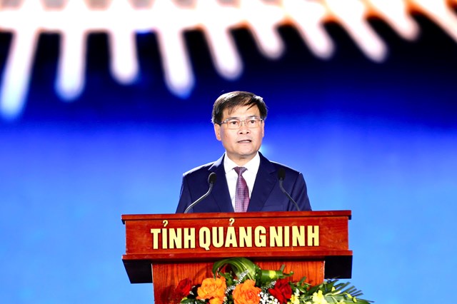 Đồng ch&iacute; B&ugrave;i Văn Khắng, Ph&oacute; B&iacute; thư Tỉnh ủy, Chủ tịch UBND tỉnh, ph&aacute;t biểu khai mạc chương tr&igrave;nh.