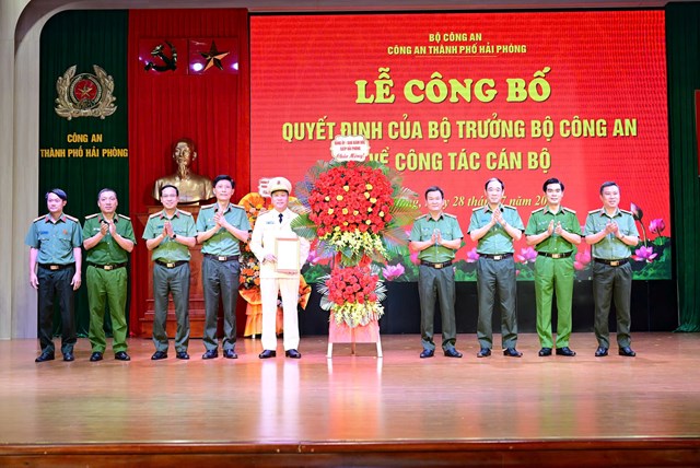 Thiếu tướng B&ugrave;i Quang B&igrave;nh, Gi&aacute;m đốc CATP v&agrave; c&aacute;c đồng ch&iacute; trong Ban Gi&aacute;m đốc CATP tặng hoa ch&uacute;c mừng Đại t&aacute; Nguyễn B&igrave;nh Kh&aacute;nh, Ph&oacute; Gi&aacute;m đốc CATP.
