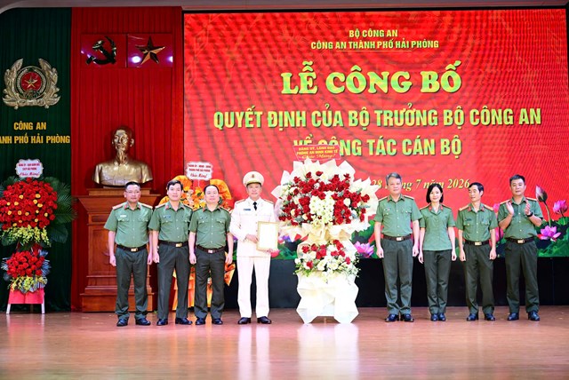 Tập thể l&atilde;nh đạo Ph&ograve;ng An ninh kinh tế - CATP tặng hoa ch&uacute;c mừng Đại t&aacute; Nguyễn B&igrave;nh Kh&aacute;nh, Ph&oacute; Gi&aacute;m đốc CATP.