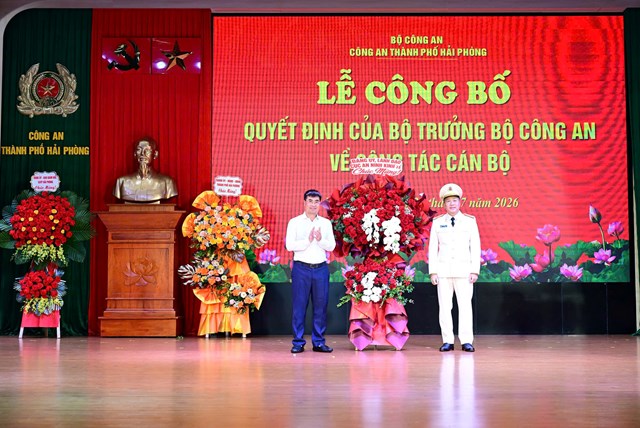 Đại t&aacute; Nguyễn Mạnh To&agrave;n, Ph&oacute; Cục trưởng Cục An ninh kinh tế (BCA) tặng hoa ch&uacute;c mừng Đại t&aacute; Nguyễn B&igrave;nh Kh&aacute;nh, Ph&oacute; Gi&aacute;m đốc CATP.