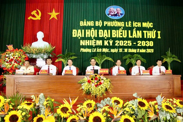 Đo&agrave;n Chủ tịch điều h&agrave;nh phi&ecirc;n l&agrave;m việc Đại hội đại biểu Đảng bộ phường L&ecirc; &Iacute;ch Mộc lần thứ I, nhiệm kỳ 2025&ndash;2030.