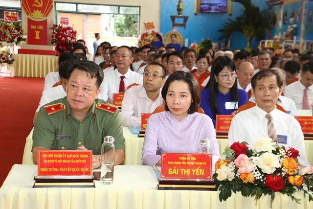 C&aacute;c đại biểu tham dự Đại hội, trong đ&oacute; c&oacute; Thiếu tướng Nguyễn Quốc H&ugrave;ng &ndash; Ph&oacute; Chủ nhiệm Ủy ban Quốc ph&ograve;ng, An ninh v&agrave; Đối ngoại của Quốc hội v&agrave; đồng ch&iacute; S&aacute;i Thị Yến &ndash; Th&agrave;nh ủy vi&ecirc;n, Ph&oacute; Ch&aacute;nh Văn ph&ograve;ng Th&agrave;nh ủy.
