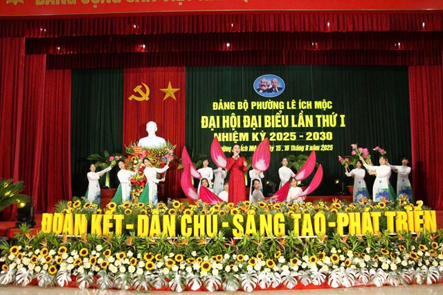 Tiết mục văn nghệ ch&agrave;o mừng Đại hội đại biểu Đảng bộ phường L&ecirc; &Iacute;ch Mộc lần thứ I.