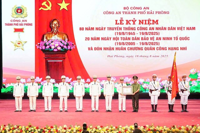 Thượng tướng Trần Quốc Tỏ, Ủy vi&ecirc;n TW Đảng, Ph&oacute; B&iacute; thư Đảng ủy CATW, Thứ trưởng Bộ C&ocirc;ng an thừa ủy quyền l&atilde;nh đạo Đảng, Nh&agrave; nước trao Hu&acirc;n chương Qu&acirc;n c&ocirc;ng hạng Nh&igrave; cho CATP Hải Ph&ograve;ng.