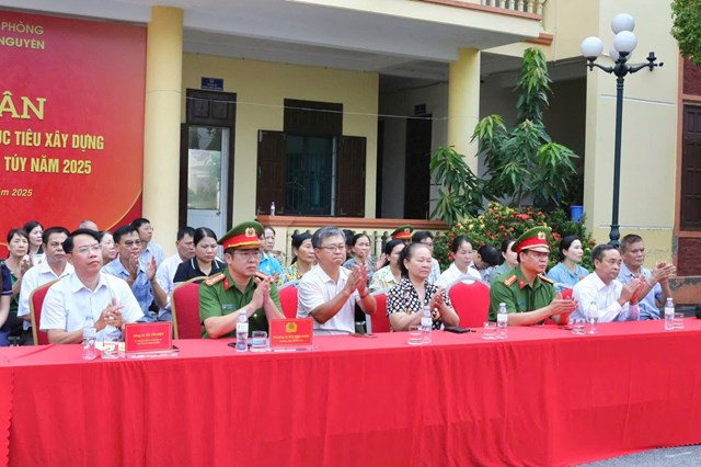 C&aacute;c đại biểu, l&atilde;nh đạo địa phương v&agrave; nh&acirc;n d&acirc;n tham dự Lễ ra qu&acirc;n.