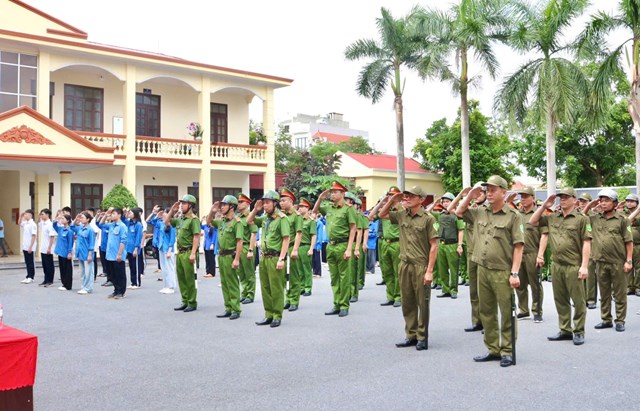 Lực lượng C&ocirc;ng an phường Thủy Nguy&ecirc;n trong đội h&igrave;nh chuẩn bị ra qu&acirc;n.