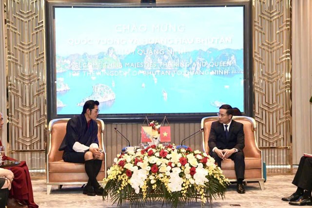Chủ tịch UBND tỉnh Quảng Ninh giới thiệu đến Quốc vương Bhutan về t&igrave;nh h&igrave;nh ph&aacute;t triển kinh tế - x&atilde; hội của địa phương.
