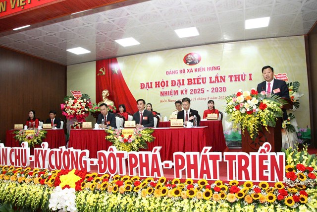 Đại biểu biểu quyết th&ocirc;ng qua Nghị quyết Đại hội Đảng bộ x&atilde; Kiến Hưng lần thứ I.