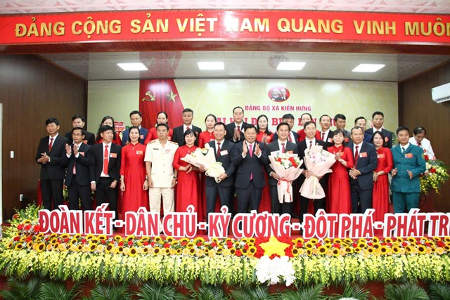Ban Chấp h&agrave;nh Đảng bộ x&atilde; Kiến Hưng kh&oacute;a I, nhiệm kỳ 2025-2030 ra mắt Đại hội