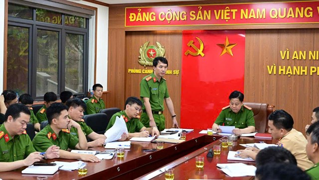 L&atilde;nh đạo v&agrave; c&aacute;n bộ Ph&ograve;ng Cảnh s&aacute;t h&igrave;nh sự &ndash; C&ocirc;ng an TP Hải Ph&ograve;ng trong buổi giao ban, triển khai nhiệm vụ, quyết t&acirc;m giữ vững an ninh trật tự tr&ecirc;n địa b&agrave;n.