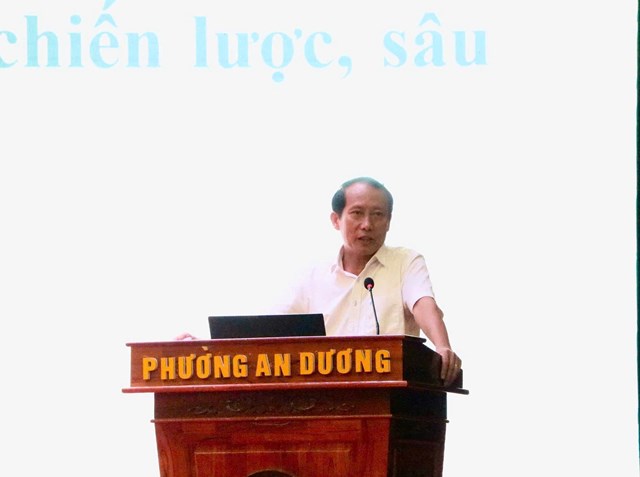 Nh&agrave; b&aacute;o Văn Tiến Bằng &ndash; Ph&oacute; Vụ trưởng Vụ Th&ocirc;ng tin &ndash; Đối ngoại, Ban Tuy&ecirc;n gi&aacute;o v&agrave; D&acirc;n vận Trung ương truyền đạt chuy&ecirc;n đề &ldquo;T&igrave;nh h&igrave;nh thế giới, khu vực nổi bật thời gian gần đ&acirc;y &ndash; T&aacute;c động v&agrave; chủ trương, giải ph&aacute;p của Việt Nam