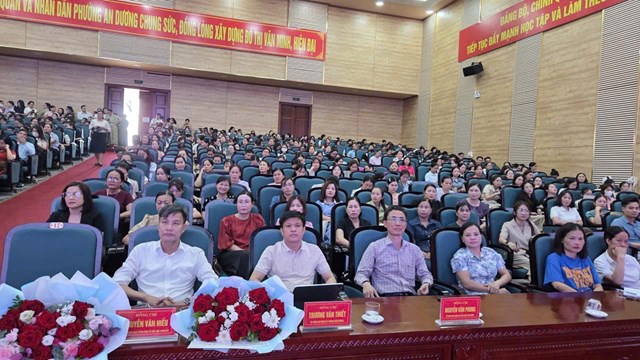 Đại biểu, c&aacute;n bộ, gi&aacute;o vi&ecirc;n chăm ch&uacute; lắng nghe c&aacute;c chuy&ecirc;n đề tại hội nghị.