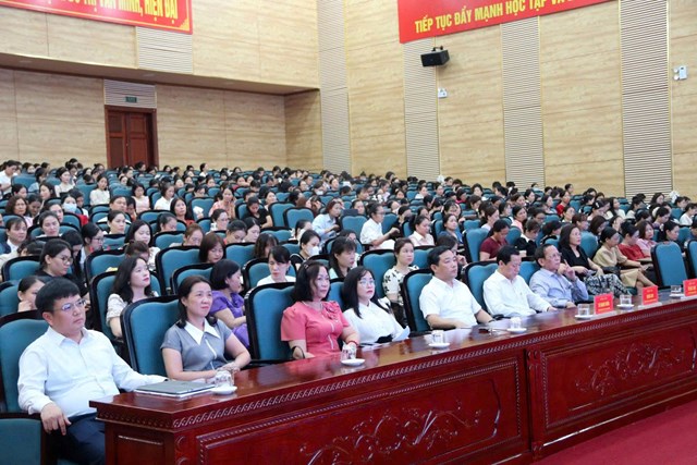 To&agrave;n cảnh gần 500 c&aacute;n bộ, gi&aacute;o vi&ecirc;n c&aacute;c trường mầm non, tiểu học, THCS tr&ecirc;n địa b&agrave;n phường An Dương tham dự hội nghị.
