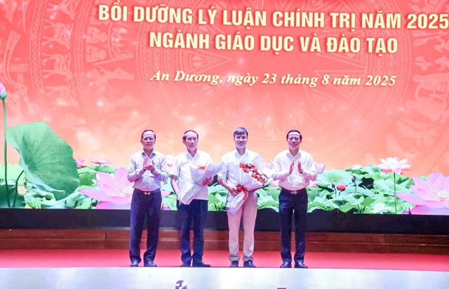 L&atilde;nh đạo phường An Dương tặng hoa ch&uacute;c mừng Nh&agrave; b&aacute;o Văn Tiến Bằng &ndash; Ph&oacute; Vụ trưởng Vụ Th&ocirc;ng tin &ndash; Đối ngoại, Ban Tuy&ecirc;n gi&aacute;o &amp; D&acirc;n vận Trung ương v&agrave; đồng ch&iacute; Nguyễn Văn Hiểu &ndash; Ph&oacute; Trưởng Ban Tuy&ecirc;n gi&aacute;o &amp; D&acirc;n vận Th&agrave;nh ủy, b&aacute;o c&aacute;o vi&ecirc;n tại Hội nghị bồi dưỡng l&yacute; luận ch&iacute;nh trị năm 2025.