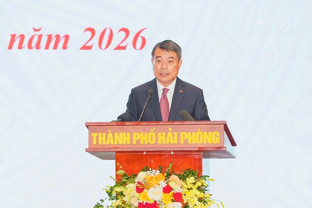 Thủ tướng L&ecirc; Minh Hưng b&agrave;y tỏ sự tr&acirc;n trọng v&agrave; tri &acirc;n c&aacute;c đảng vi&ecirc;n đ&atilde; c&oacute; 80 năm, 75 năm v&agrave; 70 năm đứng trong h&agrave;ng ngũ của Đảng