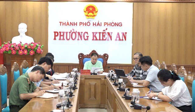 Đồng ch&iacute; Nguyễn Phong Doanh &ndash; Ph&oacute; B&iacute; thư Đảng ủy, Chủ tịch UBND phường Kiến An chủ tr&igrave; hội nghị nghe b&aacute;o c&aacute;o tiến độ Dự &aacute;n đường V&agrave;nh đai 2.