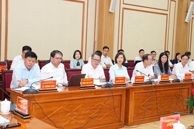 C&aacute;c đại biểu dự buổi l&agrave;m việc tại trụ sở Ban Quản l&yacute; Khu kinh tế Hải Ph&ograve;ng.