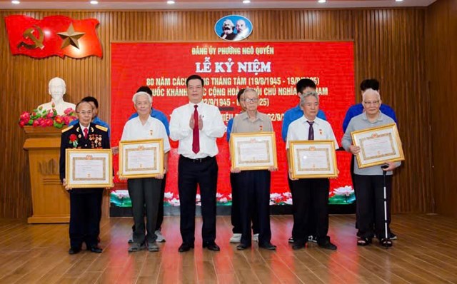 Đồng ch&iacute; Phạm Văn Th&eacute;p &ndash; Ủy vi&ecirc;n Ban Thường vụ Th&agrave;nh ủy, Gi&aacute;m đốc Sở Khoa học v&agrave; C&ocirc;ng nghệ th&agrave;nh phố trao Huy hiệu Đảng đợt 2/9/2025 cho c&aacute;c đảng vi&ecirc;n.