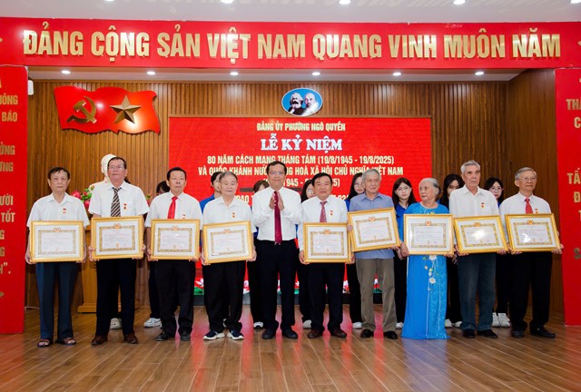 Phường Ng&#244; Quyền kỷ niệm 80 năm C&#225;ch mạng Th&#225;ng T&#225;m, Quốc kh&#225;nh 2/9 - Ảnh 1