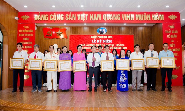 C&aacute;c đồng ch&iacute; l&atilde;nh đạo Đảng ủy phường Ng&ocirc; Quyền trao Huy hiệu Đảng cho đảng vi&ecirc;n.