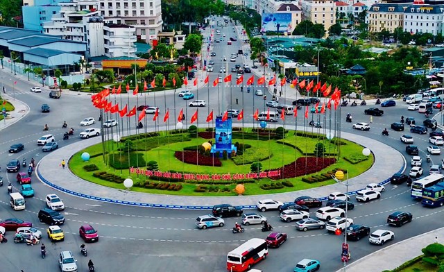 Rực rỡ cờ hoa đón mừng thành phố Quảng Ninh - Ảnh 1
