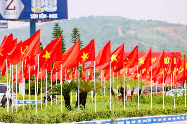 Sắc đỏ cờ Đảng, cờ Tổ quốc phủ k&iacute;n nhiều tuyến phố, tạo kh&ocirc;ng kh&iacute; tưng bừng, phấn khởi.