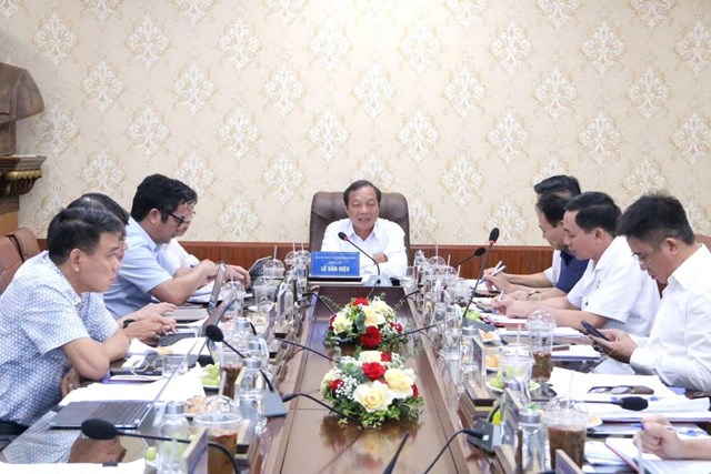 Đồng ch&iacute; L&ecirc; Văn Hiệu, Chủ tịch HĐND th&agrave;nh phố chủ tr&igrave; buổi l&agrave;m việc, nhấn mạnh vai tr&ograve; của cơ chế tự chủ trong n&acirc;ng cao chất lượng y tế.