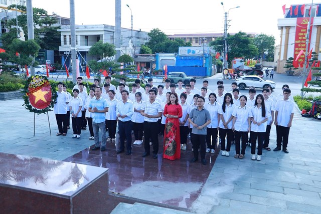 Thầy v&agrave; tr&ograve; Trường THPT An Dương d&acirc;ng hương tưởng niệm tại Đ&agrave;i tưởng niệm c&aacute;c Anh h&ugrave;ng Liệt sĩ phường An Dương s&aacute;ng 03/9/2025.