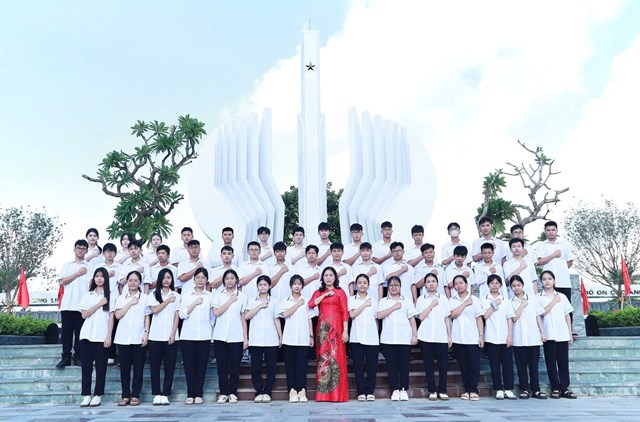 Thầy v&agrave; tr&ograve; Trường THPT An Dương chụp ảnh lưu niệm tại Đ&agrave;i tưởng niệm c&aacute;c Anh h&ugrave;ng Liệt sĩ, thể hiện quyết t&acirc;m học tập v&agrave; r&egrave;n luyện để xứng đ&aacute;ng với truyền thống cha anh.