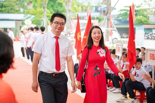 Thầy Hiệu trưởng Phạm Quang Lực v&agrave; chuy&ecirc;n vi&ecirc;n ph&ograve;ng văn h&oacute;a XH ch&agrave;o đ&oacute;n năm học mới 2025-2026