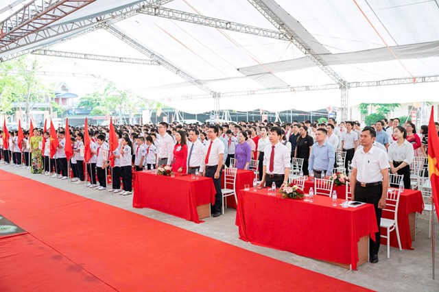 To&agrave;n cảnh c&aacute;c đồng ch&iacute; l&atilde;nh đạo phường, đại diện phụ huynh c&ugrave;ng đ&ocirc;ng đảo kh&aacute;ch mời tham dự Lễ Khai giảng năm học 2025 &ndash; 2026 tại Trường THCS Hồng Phong.