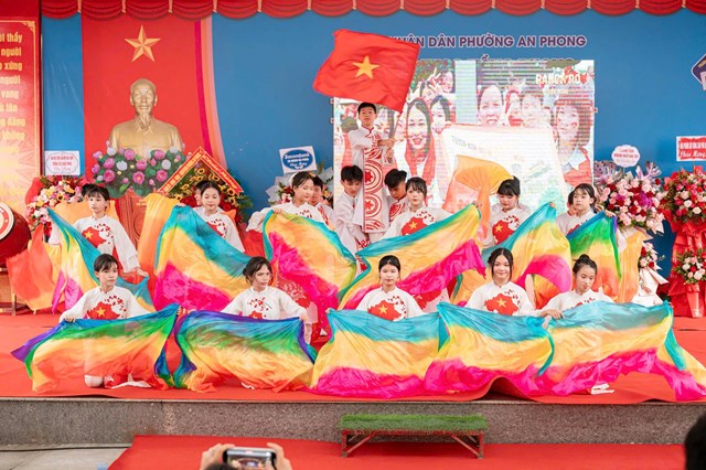 M&agrave;n m&uacute;a cờ, m&uacute;a h&aacute;t rực rỡ sắc m&agrave;u kh&eacute;p lại chương tr&igrave;nh văn nghệ khai giảng.