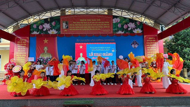 Tiết mục văn nghệ ch&agrave;o mừng năm học mới do học sinh nh&agrave; trường biểu diễn.