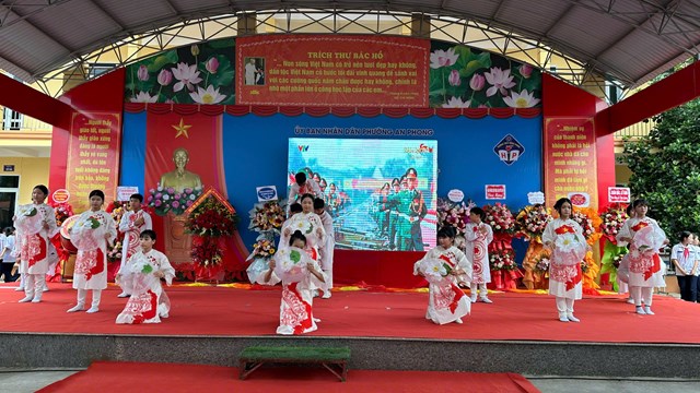Tiết mục m&uacute;a n&oacute;n rực rỡ sắc m&agrave;u do học sinh Trường THCS Hồng Phong biểu diễn ch&agrave;o mừng năm học mới.