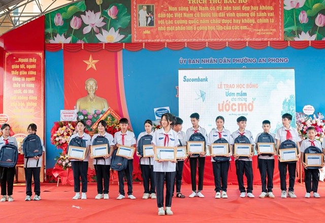 Trao qu&agrave; cho học sinh c&oacute; ho&agrave;n cảnh kh&oacute; khăn, đạt nhiều nỗ lực trong học tập.