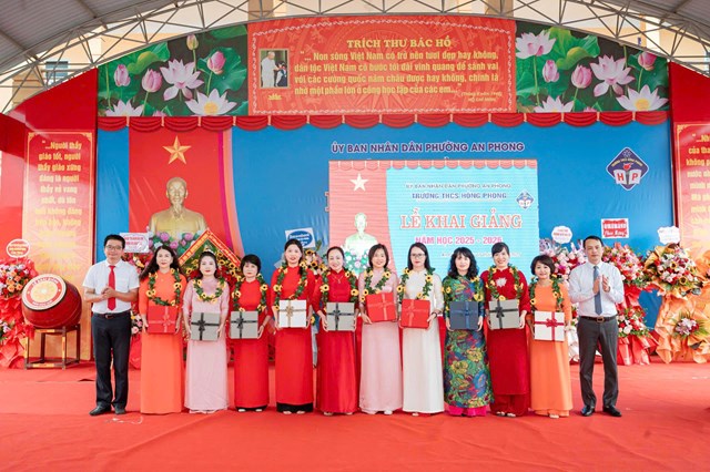 Vinh danh c&aacute;c thầy, c&ocirc; gi&aacute;o c&oacute; th&agrave;nh t&iacute;ch xuất sắc trong kỳ thi v&agrave;o lớp 10 THPT c&ocirc;ng lập.