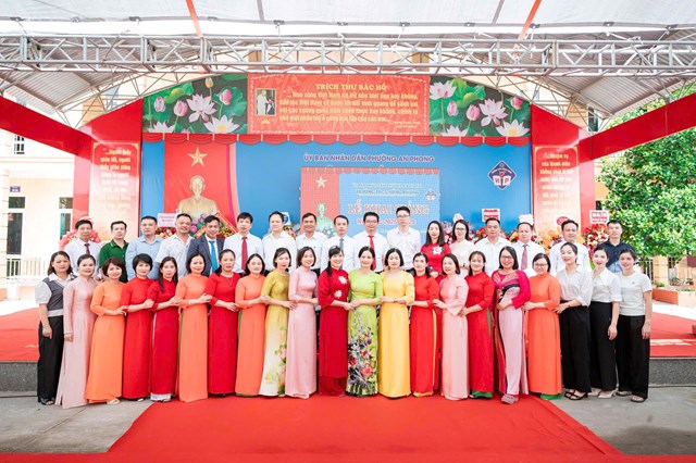 Tập thể c&aacute;n bộ, gi&aacute;o vi&ecirc;n Trường THCS Hồng Phong c&ugrave;ng đại biểu, kh&aacute;ch mời chụp ảnh lưu niệm trong ng&agrave;y khai giảng.