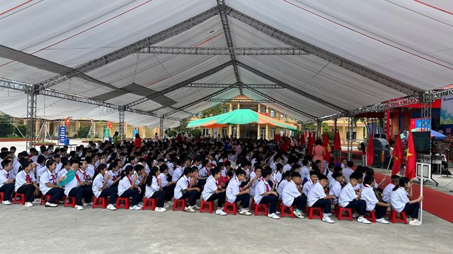 To&agrave;n cảnh học sinh trường THCS Hồng phong h&aacute;o hức ch&agrave;o đ&oacute;n năm học mới 2025-2026