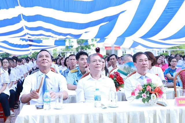 C&aacute;c đồng ch&iacute; l&atilde;nh đạo, đại biểu tham dự Lễ khai giảng năm học mới c&ugrave;ng thầy tr&ograve; nh&agrave; trường.